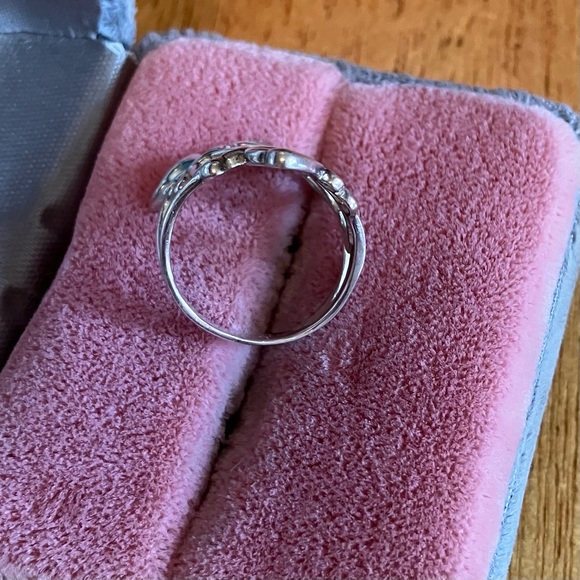 Elegant Silver Butterfly Ring - Picture 3 of 4